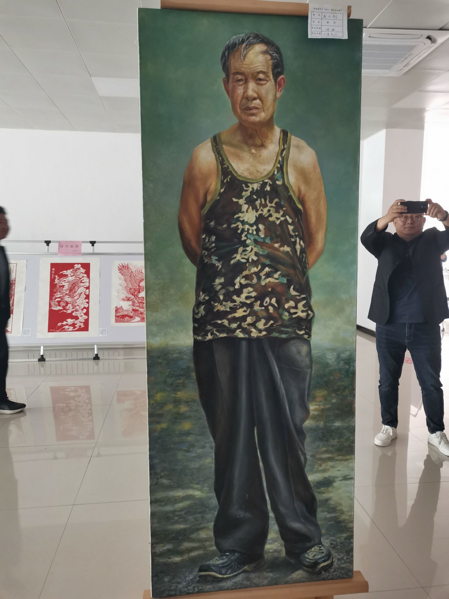 曹建召一行认真观看了每幅作品