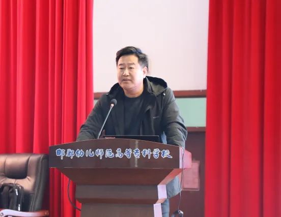 与会人员根据述职情况以及平时对工作的