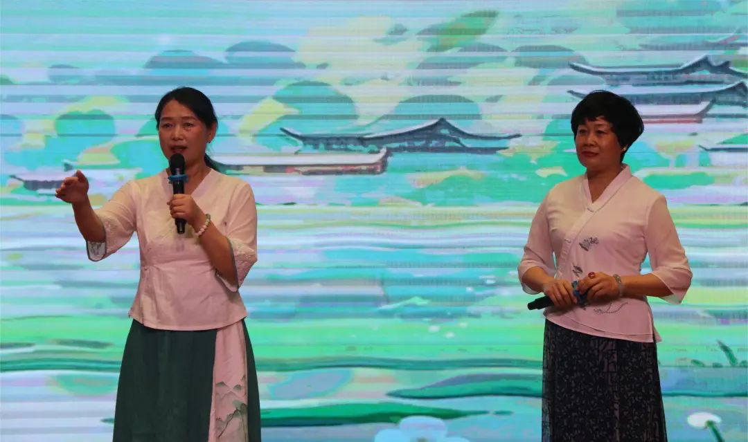大家一起缅怀先烈