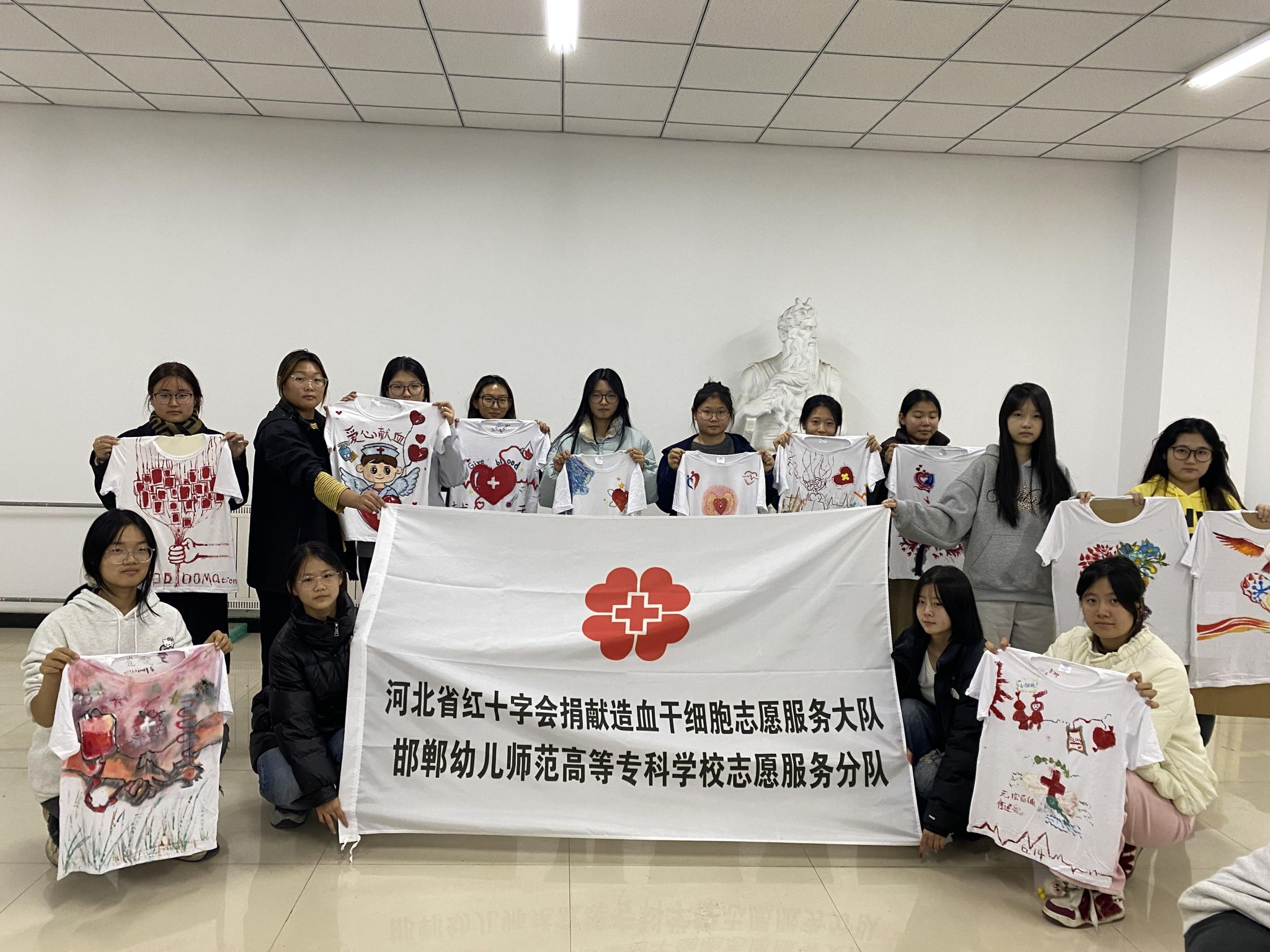 参加本次演讲比赛的评委有...