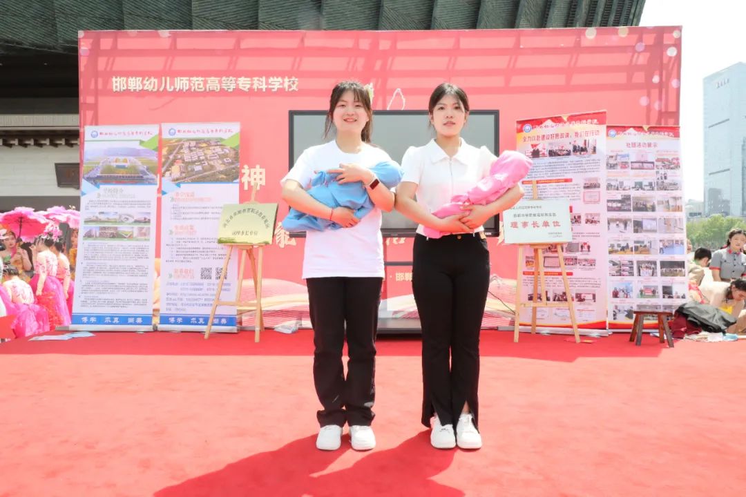 校长曹建召在活动现场向邯郸市人民政府