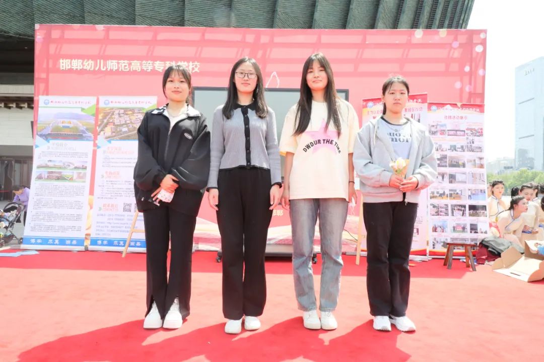 该舞蹈以红色娘子军为原型