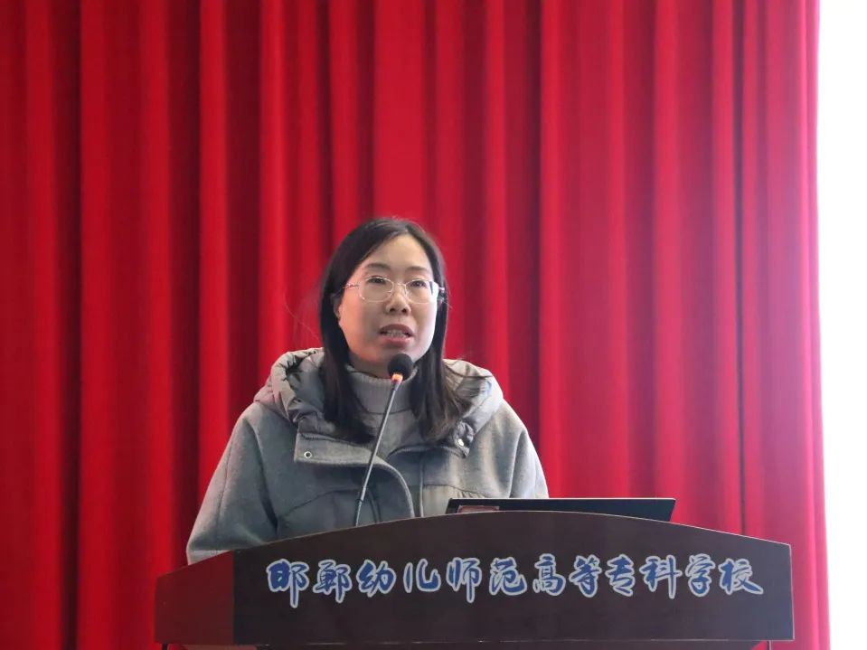 现场述职采取“一述一评”的形式进行