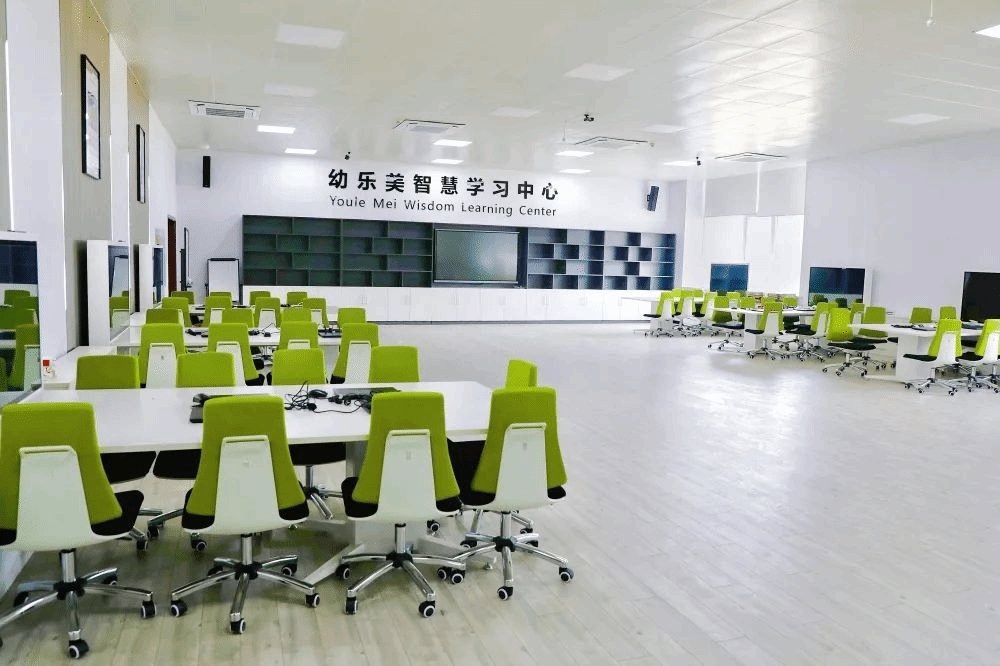 配有功能齐全设备先进的智慧实训室